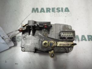 Używane Mechanizm blokady drzwi lewych wersja 2-drzwiowa Peugeot Expert (222/224) 1.9D Cena € 36,30 Z VAT oferowane przez Maresia Parts