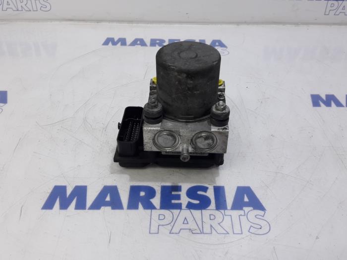 ABS pump from a Renault Master IV (MA/MB/MC/MD/MH/MF/MG/MH) 2.3 dCi 16V 2011