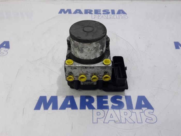 Używane Pompa ABS Renault Master III (MA/MB/MC/MD/MH/MF/MG/MH) 2.3 dCi 16V Cena € 171,52 Z VAT oferowane przez Maresia Parts