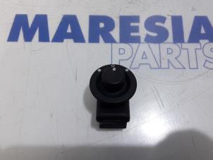 Używane Przelacznik lusterka Renault Modus/Grand Modus (JP) 1.2 16V Cena € 15,00 Procedura marży oferowane przez Maresia Parts