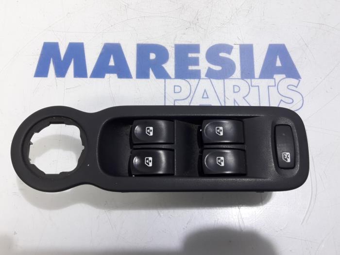 Usados Interruptor combinado de ventanillas Renault Modus/Grand Modus (JP) 1.2 16V Precio € 25,00 Norma de margen ofrecido por Maresia Parts