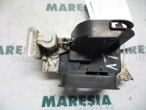 Usagé Serrure portière mécanique 4portes avant gauche Fiat Multipla (186) 1.9 JTD 105 SX,ELX Prix € 25,00 Règlement à la marge proposé par Maresia Parts