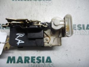 Używane Mechanizm blokady drzwi prawych tylnych wersja 4-drzwiowa Fiat Multipla (186) 1.9 JTD 105 SX,ELX Cena € 25,00 Procedura marży oferowane przez Maresia Parts