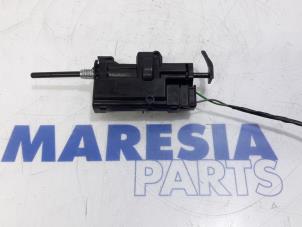 Used Tank cap cover Renault Megane IV Estate (RFBK) 1.5 Energy dCi 110 Price € 20,00 Margin scheme offered by Maresia Parts