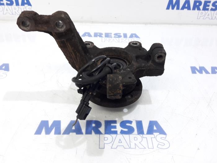 Knuckle, front left from a Renault Modus/Grand Modus (JP) 1.2 16V 2004