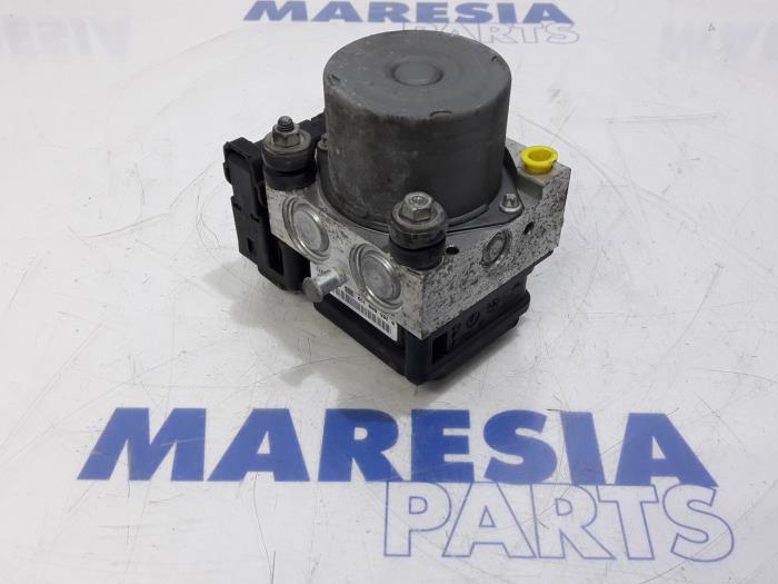 Używane Pompa ABS Renault Modus/Grand Modus (JP) 1.2 16V Cena € 35,00 Procedura marży oferowane przez Maresia Parts