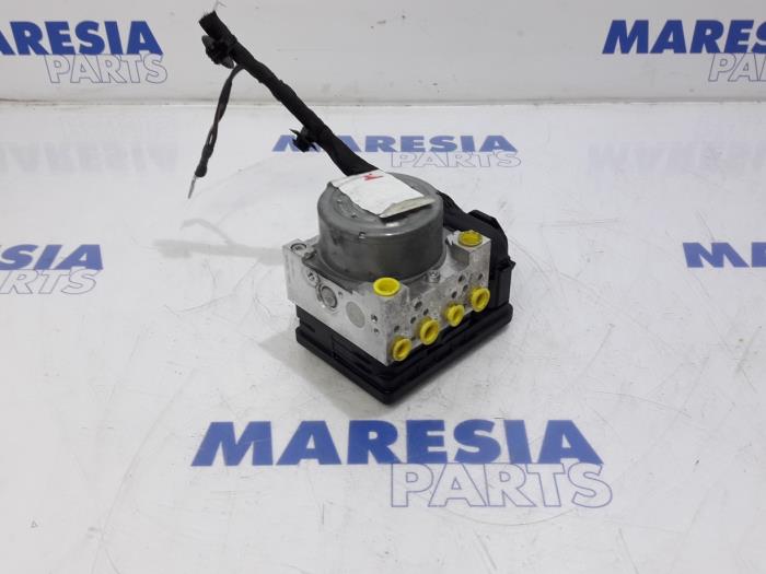 Usagé Bloc ABS Renault Megane IV Estate (RFBK) 1.5 Energy dCi 110 Prix € 262,50 Règlement à la marge proposé par Maresia Parts