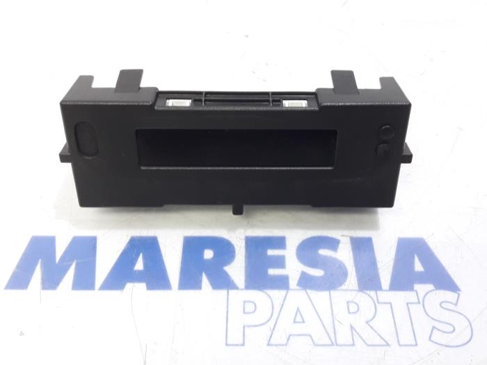 Begagnade Innerdisplay Renault Clio III (BR/CR) 1.6 16V Pris € 25,00 Marginaltabell erbjuds av Maresia Parts