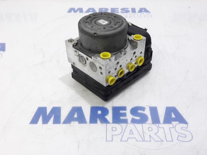 Begagnade ABS-pump Peugeot 208 I (CA/CC/CK/CL) 1.6 16V THP 155 Pris € 69,99 Marginaltabell erbjuds av Maresia Parts