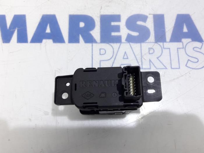 Interruptor de freno de mano de un Renault Megane IV Estate (RFBK) 1.5 Energy dCi 110 2016