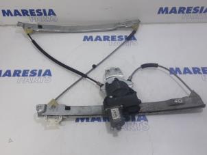 Używane Mechanizm szyby prawej przedniej wersja 4-drzwiowa Citroen C5 III Tourer (RW) 2.0 16V Cena € 105,00 Procedura marży oferowane przez Maresia Parts