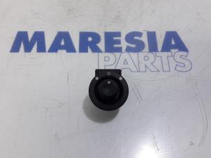 Usados Interruptor de retrovisor Renault Master IV (MA/MB/MC/MD/MH/MF/MG/MH) 2.3 dCi 135 16V FWD Precio € 30,25 IVA incluido ofrecido por Maresia Parts