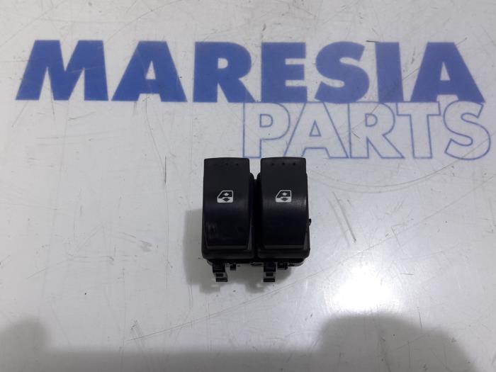 Usados Interruptor combinado de ventanillas Renault Master III (MA/MB/MC/MD/MH/MF/MG/MH) 2.3 dCi 135 16V FWD Precio € 30,25 IVA incluido ofrecido por Maresia Parts