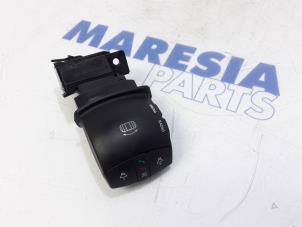 Usados Mando de radio volante Renault Master IV (MA/MB/MC/MD/MH/MF/MG/MH) 2.3 dCi 135 16V FWD Precio € 18,15 IVA incluido ofrecido por Maresia Parts