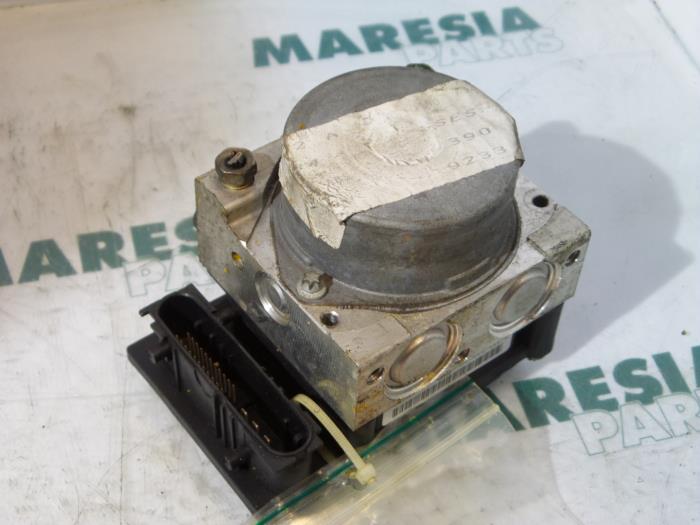 Używane Pompa ABS Renault Scénic II (JM) 1.5 dCi 85 Cena € 49,95 Procedura marży oferowane przez Maresia Parts