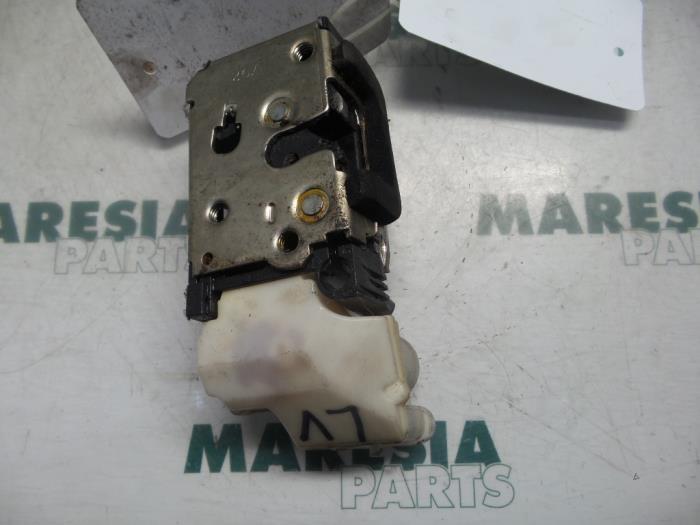 Door lock mechanism 4-door, front left from a Fiat Doblo (223A/119) 1.6 16V 2002