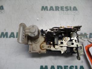 Usagé Serrure portière mécanique 4portes avant gauche Fiat Doblo (223A/119) 1.6 16V Prix € 30,00 Règlement à la marge proposé par Maresia Parts