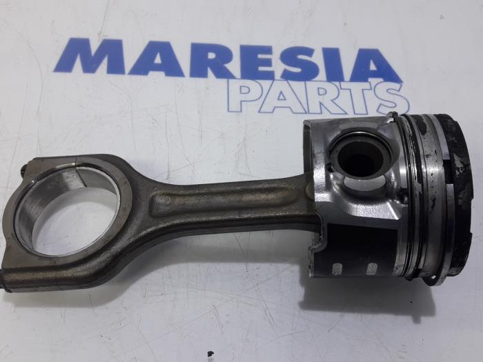 Usados Pistón Peugeot Partner (GC/GF/GG/GJ/GK) 1.6 HDI 75 16V Precio € 72,60 IVA incluido ofrecido por Maresia Parts