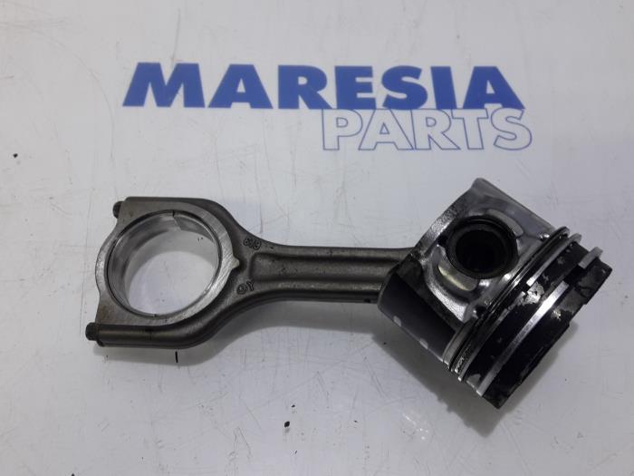 Usados Pistón Peugeot Partner (GC/GF/GG/GJ/GK) 1.6 HDI 75 16V Precio € 72,60 IVA incluido ofrecido por Maresia Parts