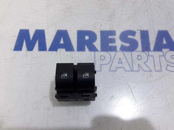 Używane Przelacznik combi okienny Fiat Bravo (198A) 1.6 JTD Multijet 120 Cena € 50,00 Procedura marży oferowane przez Maresia Parts