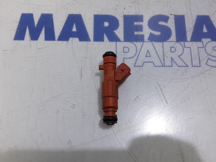 Injector (petrol injection) from a Alfa Romeo 147 (937) 1.6 Twin Spark 16V 2001