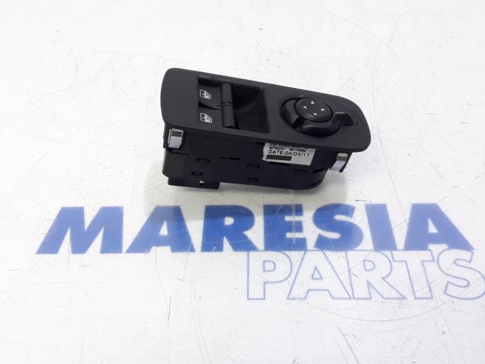 Usados Interruptor combinado de ventanillas Alfa Romeo MiTo (955) 1.3 JTDm 16V Eco Precio € 30,00 Norma de margen ofrecido por Maresia Parts