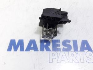 Used Heater resistor Renault Captur (2R) 1.2 TCE 16V EDC Price € 40,00 Margin scheme offered by Maresia Parts