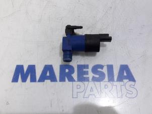 Used Windscreen washer pump Renault Captur (2R) 1.2 TCE 16V EDC Price € 10,00 Margin scheme offered by Maresia Parts