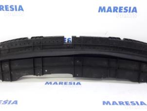 Usados Marco de parachoques delante Peugeot 107 1.0 12V Precio € 20,00 Norma de margen ofrecido por Maresia Parts