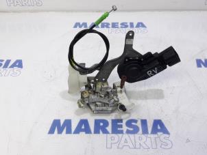 Usados Mecanismo de cerradura de puerta de 2 puertas derecha Peugeot 107 1.0 12V Precio € 25,00 Norma de margen ofrecido por Maresia Parts