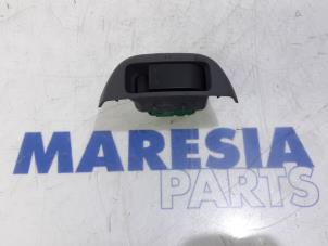 Usados Interruptor combinado de ventanillas Peugeot 107 1.0 12V Precio € 20,00 Norma de margen ofrecido por Maresia Parts
