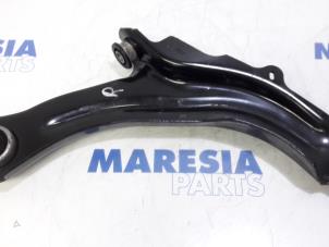 Used Front lower wishbone, right Renault Captur (2R) 1.2 TCE 16V EDC Price € 50,00 Margin scheme offered by Maresia Parts