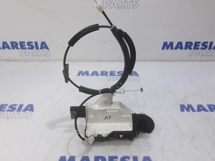 Begagnade Dörrlåsmekanism, 2-dörrars, vänster Citroen DS3 (SA) 1.6 e-HDi Pris € 25,00 Marginaltabell erbjuds av Maresia Parts