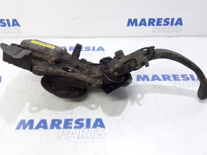 Knuckle, front left from a Alfa Romeo 159 Sportwagon (939BX) 1.9 JTDm 16V 2006