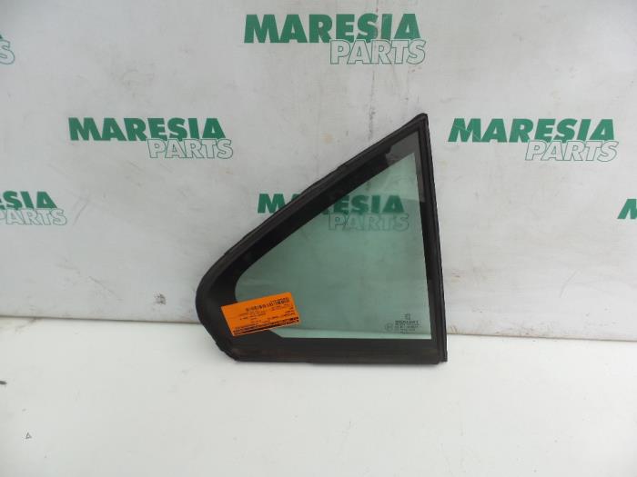 Usados Ventanilla triangular derecha detrás Peugeot 607 (9D/U) 2.2 HDi 16V FAP Precio € 35,00 Norma de margen ofrecido por Maresia Parts