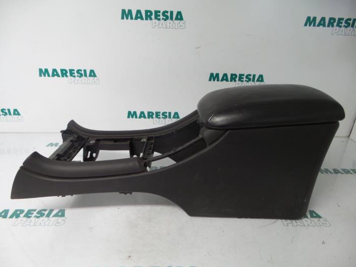 Używane Podlokietnik Peugeot 607 (9D/U) 2.2 HDi 16V FAP Cena € 65,00 Procedura marży oferowane przez Maresia Parts