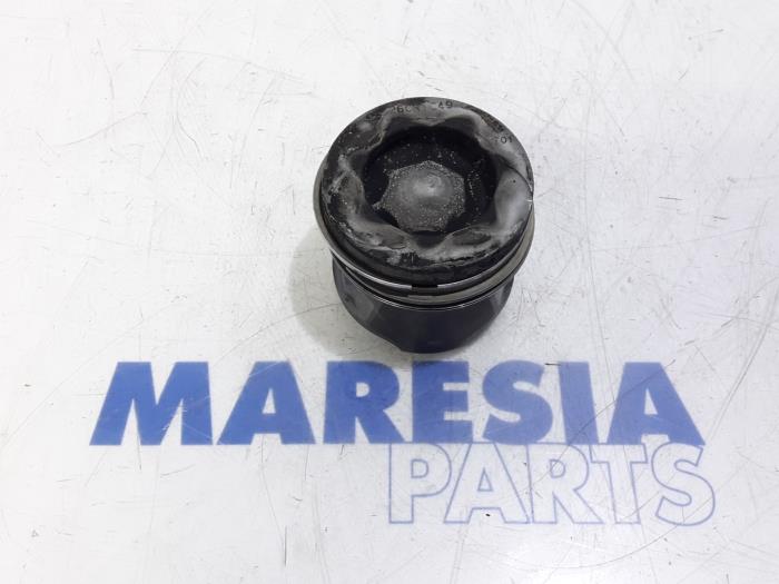 Gebrauchte Kolben Renault Grand Scénic III (JZ) 1.5 dCi 110 Preis € 50,00 Margenregelung angeboten von Maresia Parts