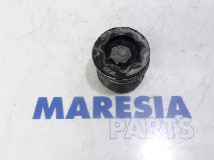 Gebrauchte Kolben Renault Grand Scénic III (JZ) 1.5 dCi 110 Preis € 50,00 Margenregelung angeboten von Maresia Parts