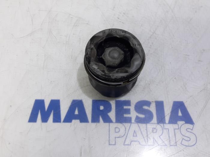 Gebrauchte Kolben Renault Grand Scénic III (JZ) 1.5 dCi 110 Preis € 50,00 Margenregelung angeboten von Maresia Parts