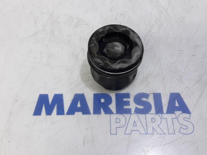 Gebrauchte Kolben Renault Grand Scénic III (JZ) 1.5 dCi 110 Preis € 50,00 Margenregelung angeboten von Maresia Parts