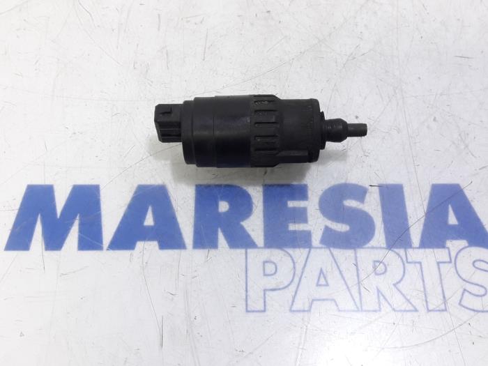 Używane Pompa spryskiwacza przód Fiat Ducato (250) 2.2 D 100 Multijet Euro 4 Cena € 12,10 Z VAT oferowane przez Maresia Parts
