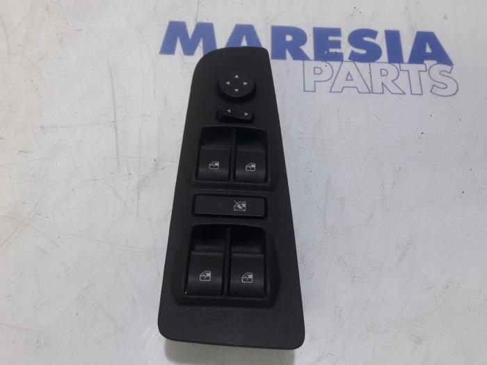 Używane Przelacznik combi okienny Fiat Bravo (198A) 1.4 T-Jet 16V 150 Cena € 50,00 Procedura marży oferowane przez Maresia Parts