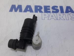 Używane Pompa spryskiwacza przód Citroen C5 III Tourer (RW) 1.6 HDiF 16V Cena € 10,00 Procedura marży oferowane przez Maresia Parts