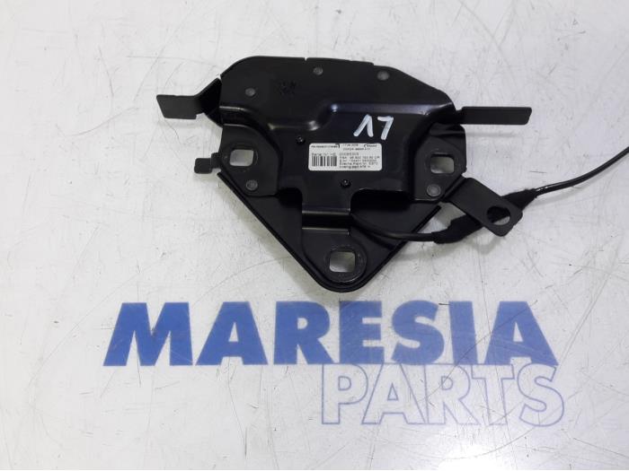Używane Blokada dachu cabrio Peugeot 207 CC (WB) 1.6 16V THP Cena € 59,99 Procedura marży oferowane przez Maresia Parts
