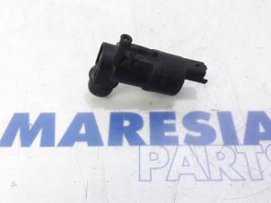 Used Windscreen washer pump Peugeot 207 CC (WB) 1.6 16V THP Price € 10,00 Margin scheme offered by Maresia Parts