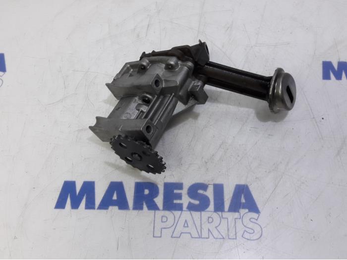 Oil pump from a Dacia Dokker Express (8S) 1.5 dCi 75 2014