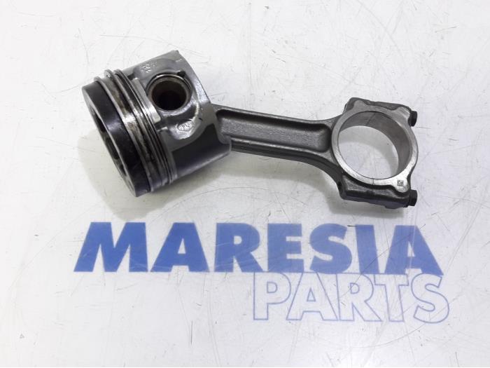 Usagé Piston Dacia Dokker Express (8S) 1.5 dCi 75 Prix € 90,75 Prix TTC proposé par Maresia Parts