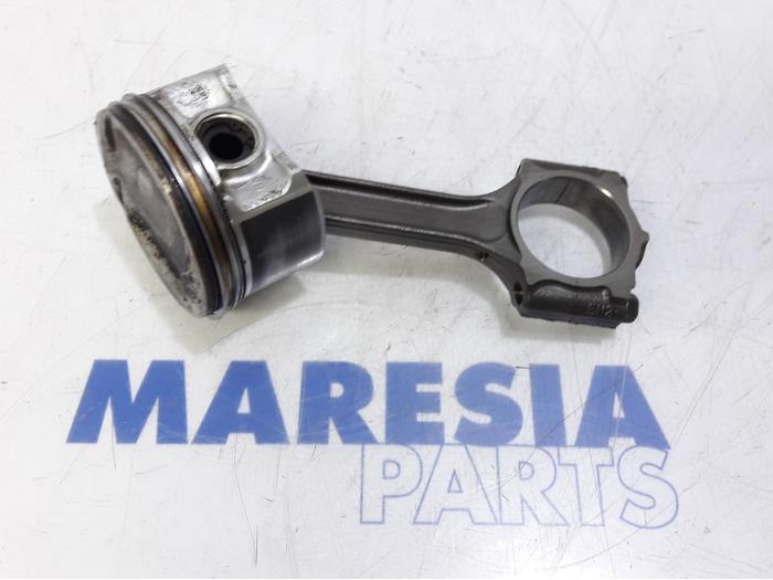 Usados Pistón Renault Laguna III (BT) 2.0 16V Precio € 65,00 Norma de margen ofrecido por Maresia Parts