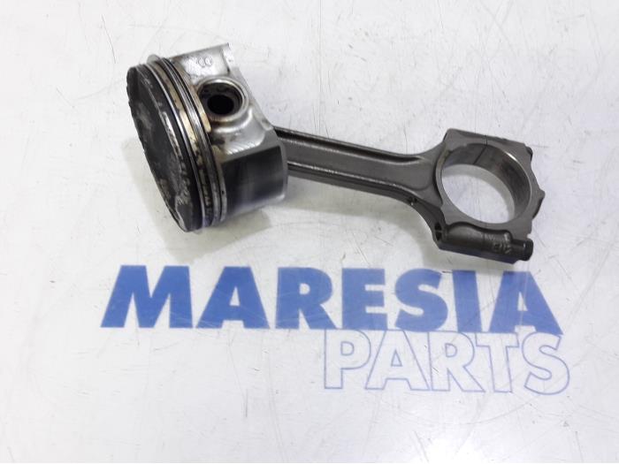 Usados Pistón Renault Laguna III (BT) 2.0 16V Precio € 65,00 Norma de margen ofrecido por Maresia Parts