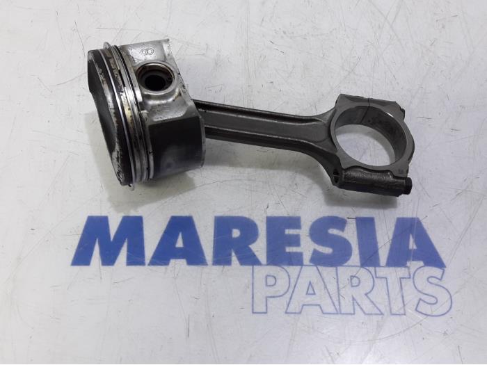 Usados Pistón Renault Laguna III (BT) 2.0 16V Precio € 65,00 Norma de margen ofrecido por Maresia Parts